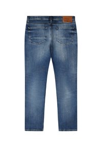 Jeans de denimb azul vistos desde la parte trasera con áreas desgastadas, dos bolsillos traseros y un parche de cuero marrón de la marca en la cintura.