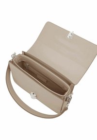 Sac à main structuré beige avec finition en cuir lisse. Comprend une fermeture argentée, une bandoulière réglable et deux compartiments intérieurs, dont un zippé.