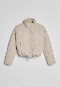 Beige cropped pufferjakke med diamant-quiltet mønster, høj krave og snoretræk i kanten. To sidelommer og lange ærmer.