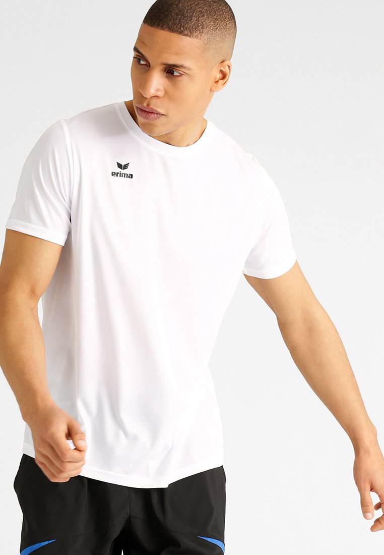 Witte sport T-shirt van lichtgewicht stof, met korte mouwen, een ronde hals en een zwart logo op de linkerkant van de borst.