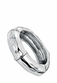 Anillo de plata con un exterior martillado y una banda interior suave, con un acabado pulido y una textura metálica distintiva.