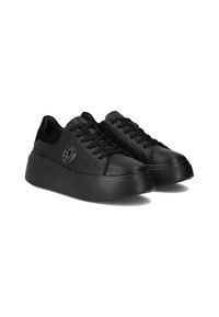 Czarne sneakersy na platformie z gładkiej skóry, ozdobione teksturowanymi detalami, z okrągłym akcentem logo i grubą gumową podeszwą.
