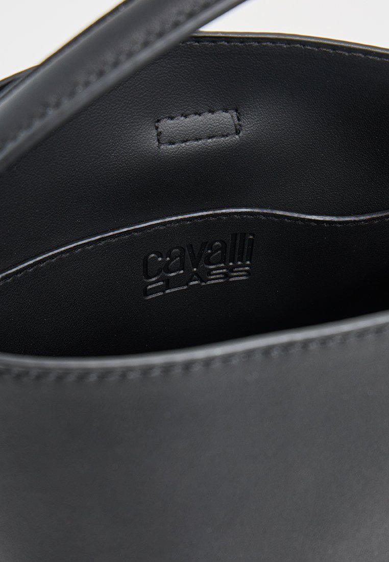 Intérieur de sac à main en cuir noir présentant le logo "cavalli" en relief, texture lisse et design simple sans motifs ni accessoires supplémentaires.