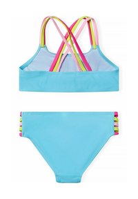 Costume da bagno a due pezzi con parte superiore blu chiaro e spalline incrociate multicolori, abbinato a slip con accenti di colore ai lati.