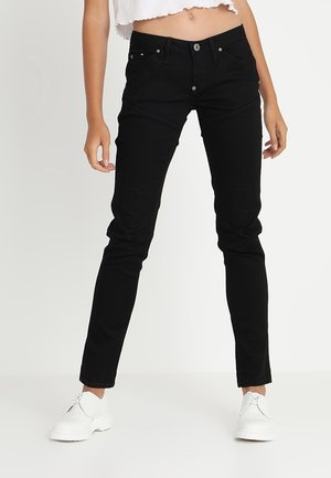 Jean skinny noir avec taille mi-haute, fabriqué en denim. Dispose d'une fermeture à bouton, de poches avant et de coutures contrastées.