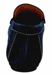 Mocassini in camoscio blu navy con finitura liscia, dettagli di cucitura bianca e punta tondeggiante. Fodera interna morbida, suola piatta nera.