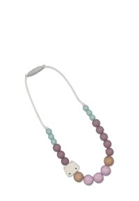 Collana con perline in silicone nei colori pastello: verde menta, mauve e lavanda. Charm a forma di gatto al centro con perla in legno.