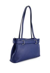 Navyblaue Lederhandtasche mit zwei langen Tragriemen, silbernen Schnallenakzenten und einem Reißverschluss, vor einem weißen Hintergrund präsentiert.