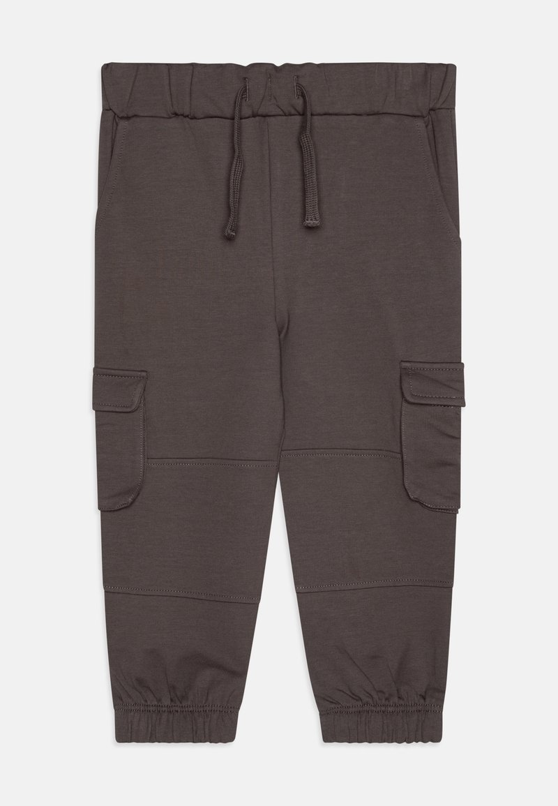 Pantaloni jogger de culoare gri închis, cu talie elastică și șnur, având buzunare tip cargo și manșete elastice. Materialul este neted, fără modele.
