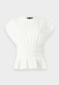 Blusa blanca de manga corta con cintura fruncida y dobladillo con volantes, con escote redondo y etiqueta de marca en el interior del cuello.