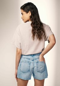 Next RIPPED HOURGLASS - REGULAR FIT - Farkkushortsit - bleach