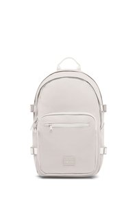 Sac à dos en tissu gris clair de forme arrondie, avec une poche zippée à l'avant et des bretelles réglables. Il dispose d'une poignée sur le dessus et d'un détail de logo en bas.