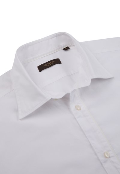 Wit overhemd van katoen met een spreidkraag, voorzien van een verborgen knoopsluiting en een bruin logolabel aan de binnenkant van de kraag.