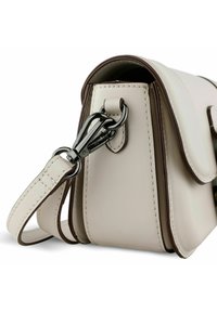 Beige leren tas met een gestructureerd ontwerp, verfraaid met donkerbruin leer en een glanzende zilveren sluiting. Voorzien van een afneembare schouderriem.