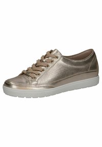 Fémes arany színű sneaker, fűzős záródással, textúrázott felülettel, fehér gumitalppal és diszkrét részletekkel. Lekerekített orr a klasszikus siluettért.