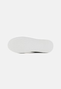 DKNY JAYE - Jalga libistatavad jalanõud - white/black