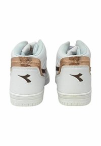 Sneakers alte in pelle bianca con un accento metallizzato oro rosa sul tallone, caratterizzate da un retro testurizzato e un logo laterale a contrasto.