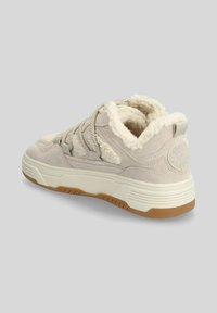 Sneaker alta in suede beige con foderatura in pelliccia sintetica, suola spessa bianca e suola in gomma testurizzata. Presenta dettagli intricate con lacci e un marchio.