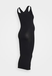 Abito nero a costine con una silhouette aderente, design senza maniche e orlo a lunghezza ginocchio, caratterizzato da una texture sottile e dettagli arricciati sui lati.