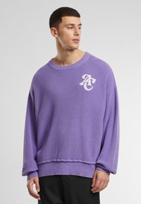 Lila gestrickter Pullover mit lässiger Passform, Rundhalsausschnitt und gerippten Bündchen. Verfügt über ein weißes Logo auf der linken Brust und ein strukturiertes Muster.