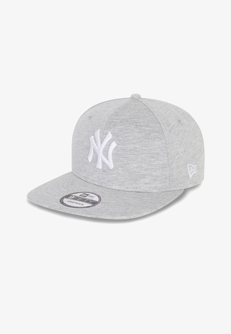 Hellgraue Snapback-Cap mit weißem, gesticktem "NY"-Logo auf der Vorderseite und New Era-Logo an der Seite, flacher Schirm und Branding-Aufkleber auf dem Visier.