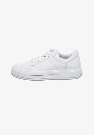 Sneaker in pelle bianca con punta arrotondata, upper texturizzato e lacci bianchi piatti. Presenta una suola spessa con un accento grigio sottile e una finitura liscia.