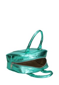 Borsa a mano in teal metallico con apertura con zip, doppio manico e forma rettangolare. Texture liscia con una finitura lucida.