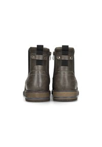Botas de tobillo de cuero gris con cierres de cremallera, paneles laterales elásticos y suelas de goma marrón contrastantes, con costuras y detalles metálicos.