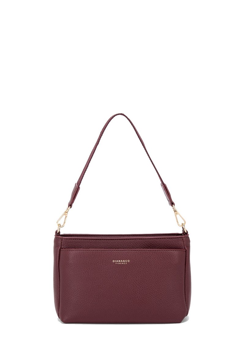 Borsa in pelle bordeaux con finitura texturizzata, una sola tracolla e hardware in oro. Presenta una chiusura superiore con cerniera e una tasca frontale.