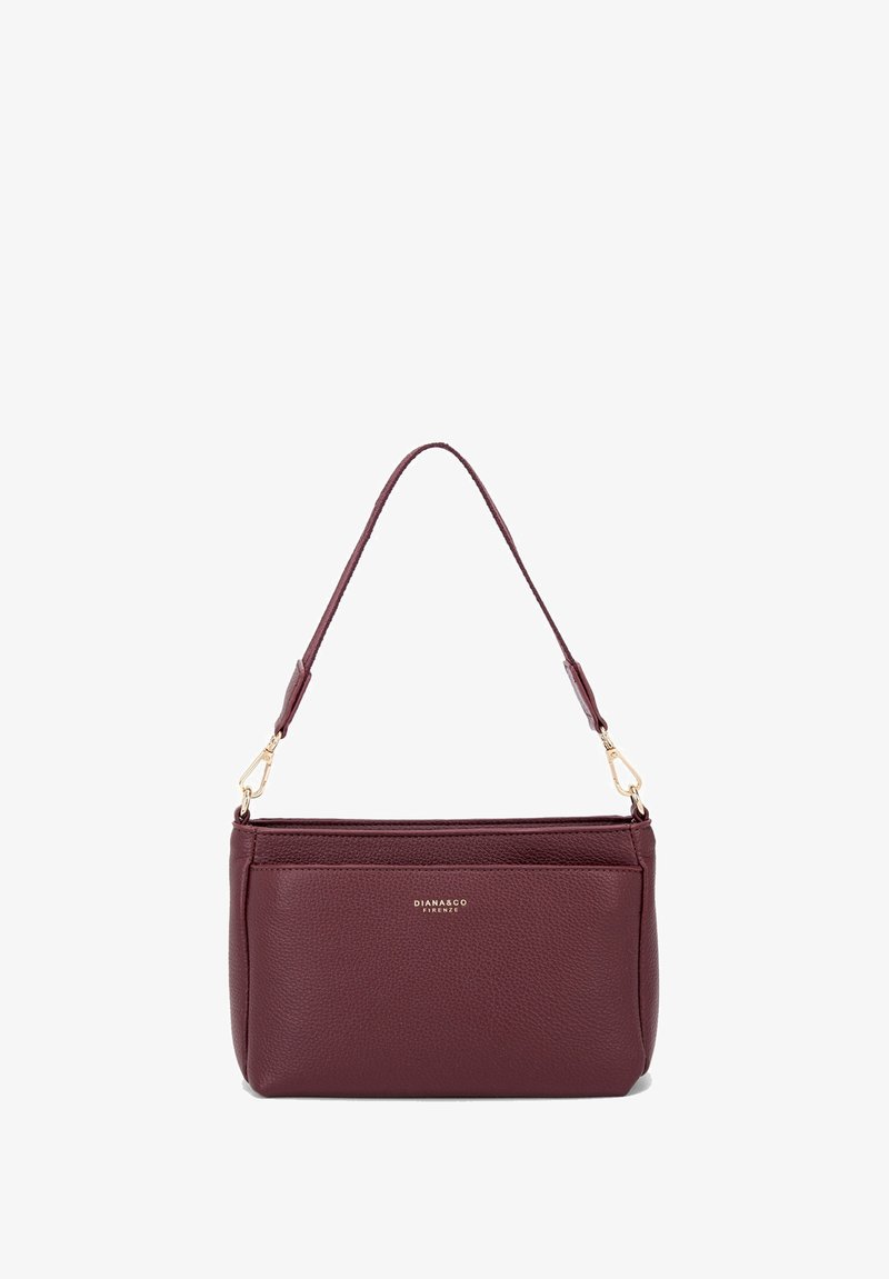 Borsa in pelle bordeaux con finitura texturizzata, una sola tracolla e hardware in oro. Presenta una chiusura superiore con cerniera e una tasca frontale.