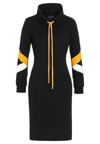 Svart klänning med skulderkrage, långa ärmar med gula och vita ränder, samt justerbar gul snörning vid halslinjen. Mjuk tygtextur.