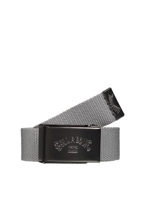 Cinturón de tela gris tejido con una hebilla metálica negra que presenta el logotipo de Billabong en relieve y una punta final asegurada.