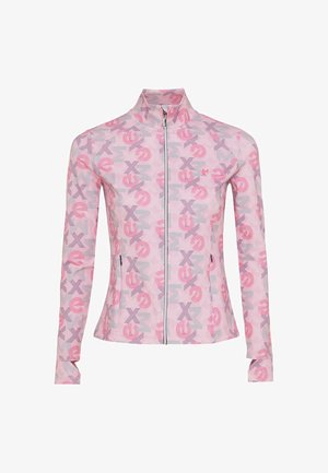 Lynlåsjakke i lyserødt stof med et gentaget abstrakt mønster i mørkerød og grå. Høj krave og lange ærmer.