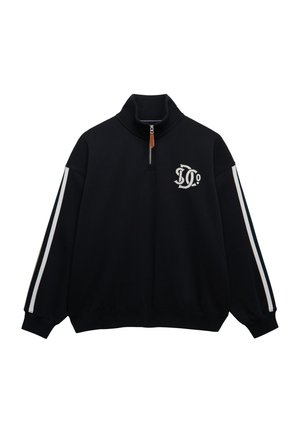 Czarna bluza z ćwiartką zamka błyskawicznego, białe paski na rękawach i biały logo na lewej piersi, z zawieszką zamka błyskawicznego z skóry.