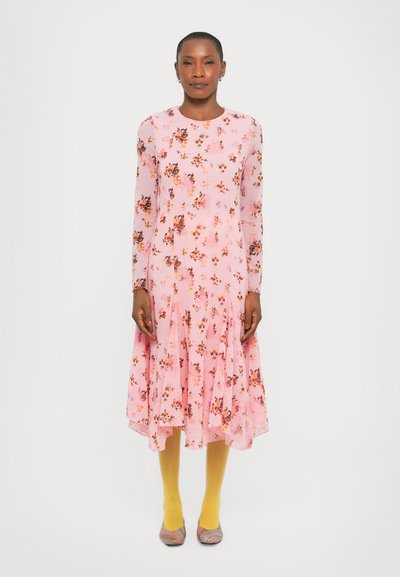 Langärmliges, blumiges Kleid in sanftem Rosa mit ausgestelltem Rock. Es verfügt über einen runden Ausschnitt und Blumendrucke in Orange und Gelb.