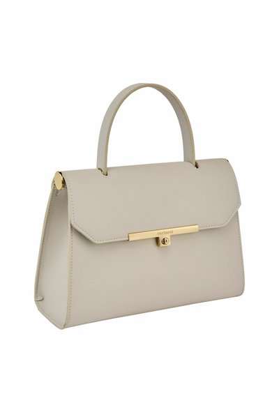 Bež ročno torbico s strukturo, zgornjo ročico, zapiralom iz zlatega kovinskega traka in gladkim, teksturiranim zaključkom.