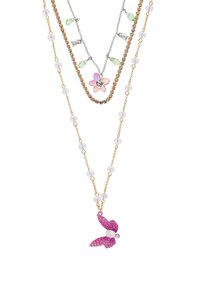 Tre collane a strati con catene dorate, accenti floreali rosa, perline trasparenti e un ciondolo a forma di farfalla rosa decorato con strass.