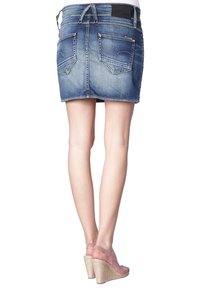 Denim minikjol i ljusblått med fem fickor och en något sliten finish. Har en midja med bälteshällor och en mörk etikett.