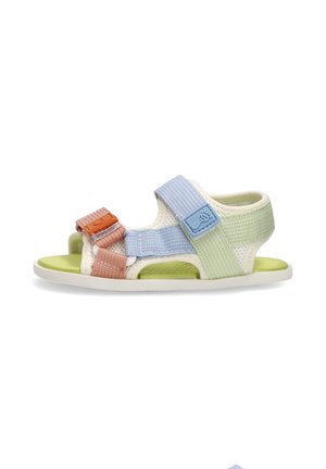 Sandalia infantil de punta abierta con suela verde, base de malla blanca y tiras ajustables en azul pastel, verde y coral con hebillas de plástico.