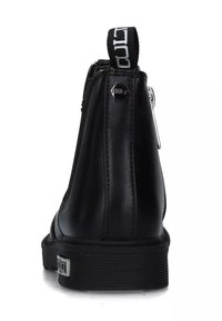 Stivale alla caviglia in pelle nera con suola rigata, linguetta con marchio, zip laterale e dettagli in metallo con logo sul tacco e sulla parte superiore posteriore.