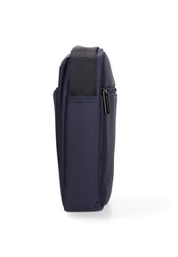 Borsa a spalla blu navy con una finitura testurizzata, dotata di una tasca con zip e di una tracolla piatta per un trasporto comodo.