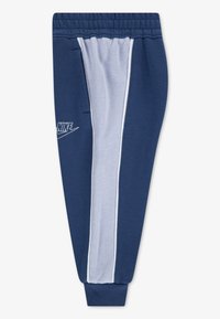 Μπλε ναυτικό παντελόνι φόρμας με γκρι πλευρική λωρίδα, ελαστική μέση και ριμπ μανσέτες. Διαθέτει λευκό λογότυπο Nike στο πλάι.