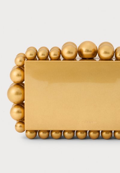 Clutch dreptunghiular auriu cu o finisare netedă, decorat cu o bandă de accente metalice rotunjite de-a lungul marginilor, care creează un aspect texturat.