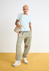 Nike Sportswear CLUB TEE - Osnovna majica kratkih rukava - glacier blue/white