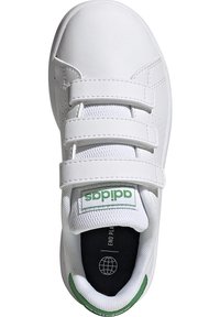 Zapatillas de cuero blanco con tres correas de Velcro. Presentan un logo verde en la lengüeta y una plantilla negra con un gráfico de un globo. Textura de superficie lisa.