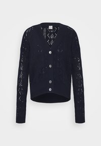 Cardigan en maille bleu marine avec col en V, cinq boutons sur le devant, et un délicat motif ajouré sur les manches et le corps.