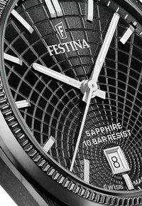 Montre à cadran noir rond avec un motif de toile d'araignée texturé, aiguilles et index en argent. Dotée d'un verre saphir et d'un indicateur de résistance à l'eau.