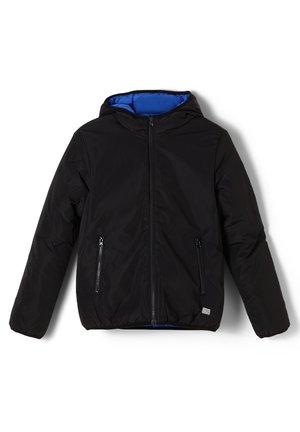 Zwarte pufferjack met een blauwe binnenvoering, voorzien van een ritssluiting aan de voorkant en twee ritszakken aan de zijkanten. Met capuchon, lichtgewicht stof.