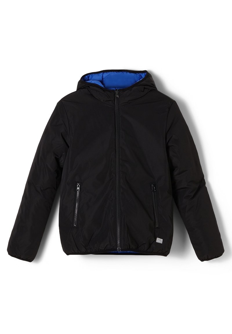 Sort pufferjakke med blå indvendig foring, med lynlås foran og to lynlåslommer på siden. Hættedesign, letvægtig struktur.