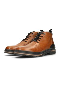 Botas de tobillo de cuero marrón con acentos negros, puntera redonda, cordones y una suela de goma texturizada con un diseño en capas y costuras sutiles.